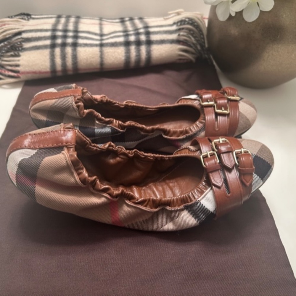 🌺 SOLD  🌺 Burberry Triple Buckle Nova Check Flats